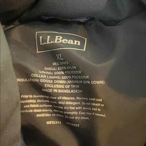 L.L. Bean Men's Dark Blue Puffer Vest - Picture 2 of 2